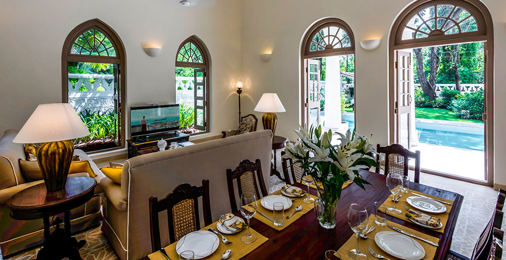 Villa Evora - Living and dining area with pool view